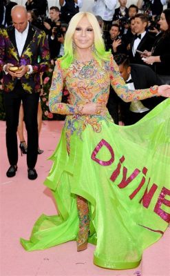  Met Gala 2019'daki Versace Giyisiyle Moda Dünyasını Sarsan: Ünlü Moda Tasarımcısı Donatella Versace